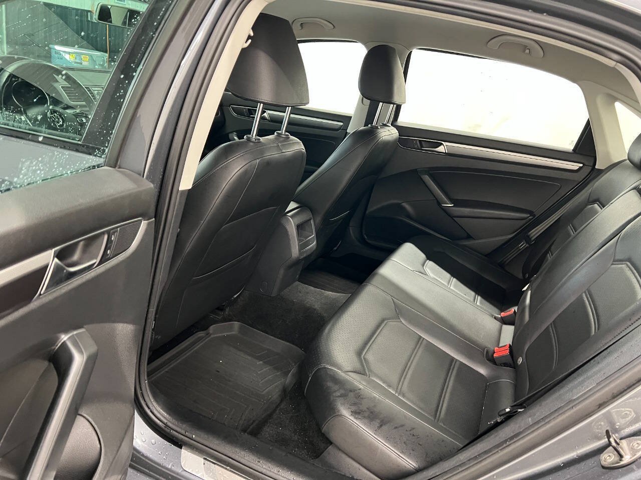 Used 2017 Volkswagen Passat 1.8T R-Line w/ R-Line Lighting Package FWD image 9