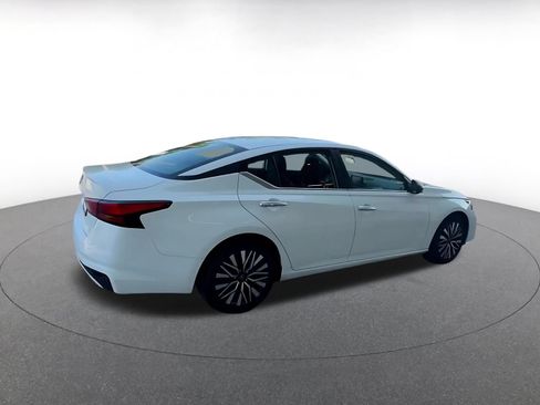 Used 2025 Nissan Altima 2.5 SV FWD image 12