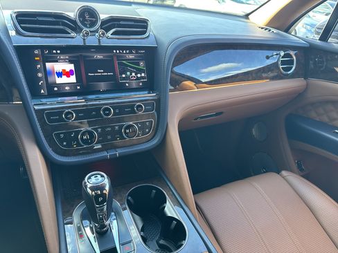 Used 2022 Bentley Bentayga image 22