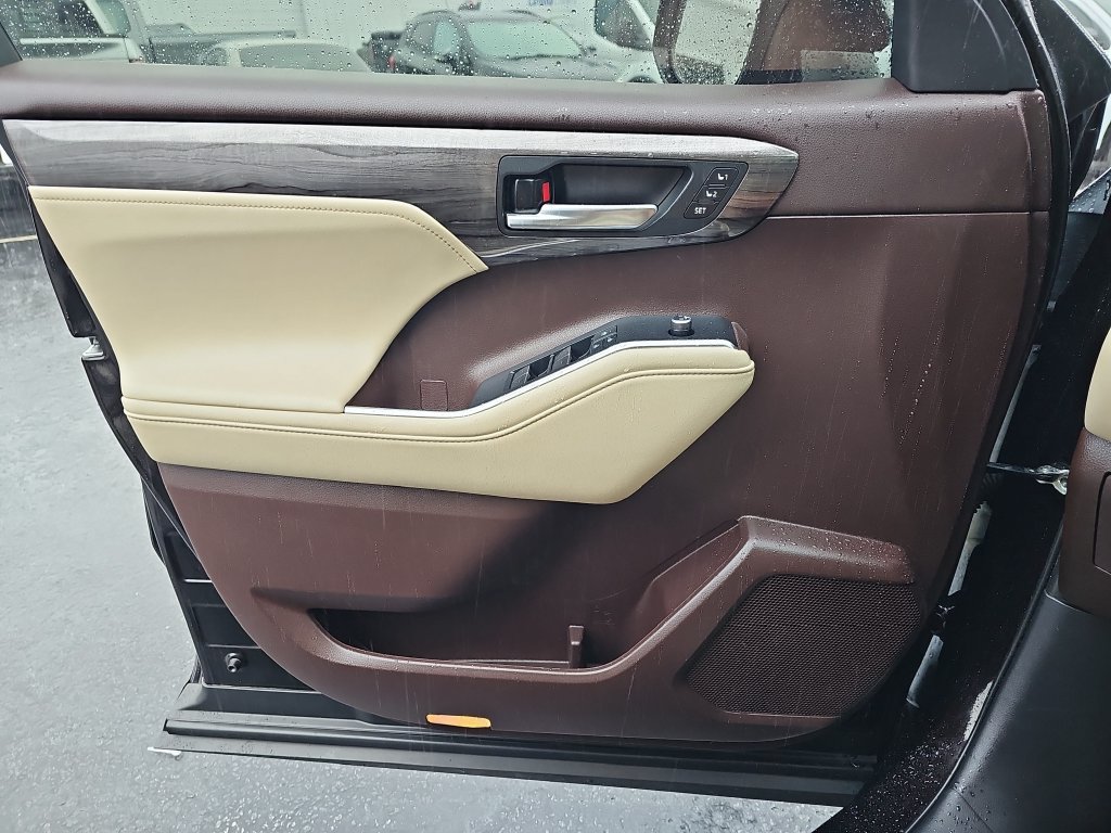 Used 2021 Toyota Highlander Platinum FWD image 36