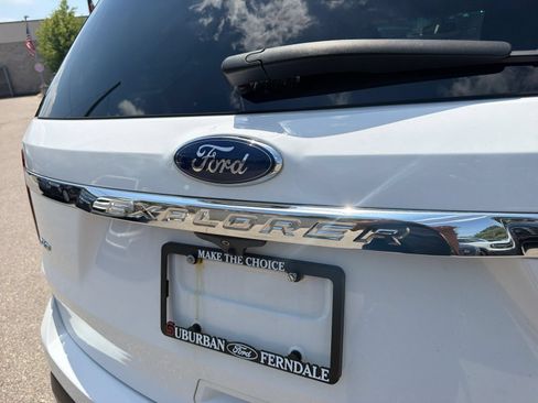 Used 2017 Ford Explorer XLT w/ Equipment Group 202A AWD/4WD image 14