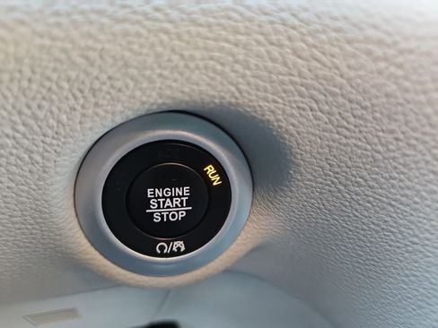 Used 2024 Chrysler Pacifica Limited FWD image 30