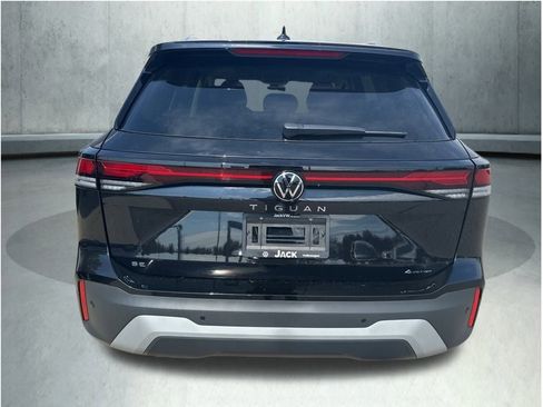 New 2025 Volkswagen Tiguan SE image 7