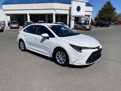 Used 2022 Toyota Corolla LE image 2