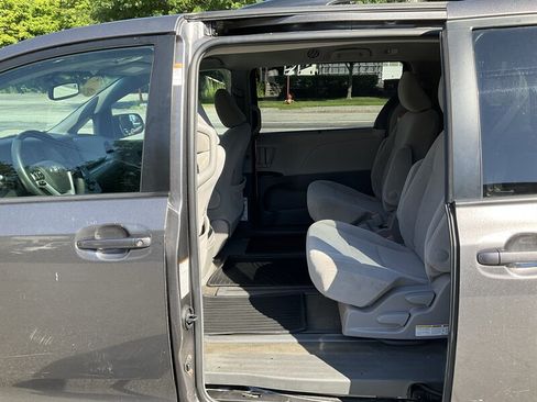 Used 2017 Toyota Sienna LE AWD/4WD image 13