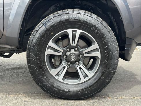 Used 2017 Toyota Tacoma TRD Sport w/ Tow Package (A/T) AWD/4WD image 27