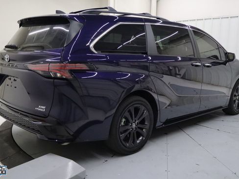 Used 2023 Toyota Sienna XSE image 4