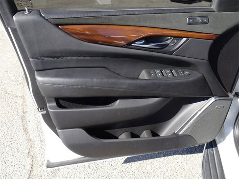 Used 2020 Cadillac Escalade Luxury image 9