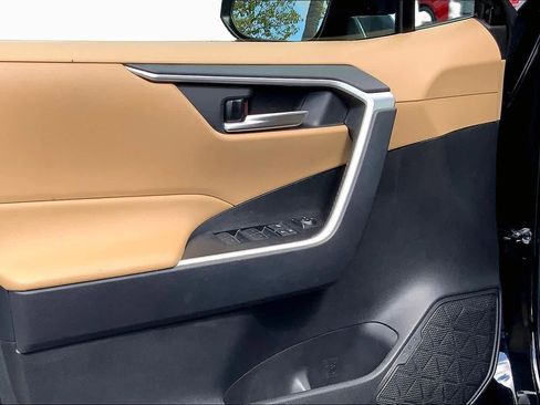 Certified 2025 Toyota RAV4 XLE FWD image 21