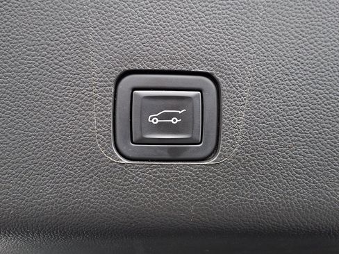 Used 2023 Chevrolet Traverse LT w/ Rear Camera Mirror Package image 31