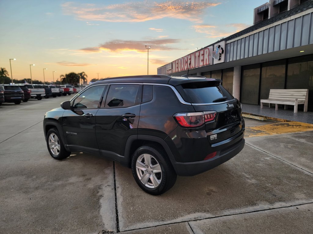 Used 2022 Jeep Compass Latitude FWD image 3