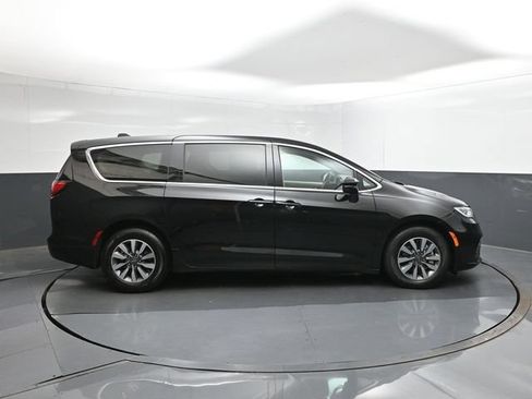 Used 2024 Chrysler Pacifica Limited FWD image 11