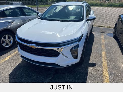 Used 2025 Chevrolet Trax LT FWD image 1