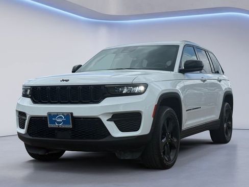 Used 2023 Jeep Grand Cherokee Altitude image 7