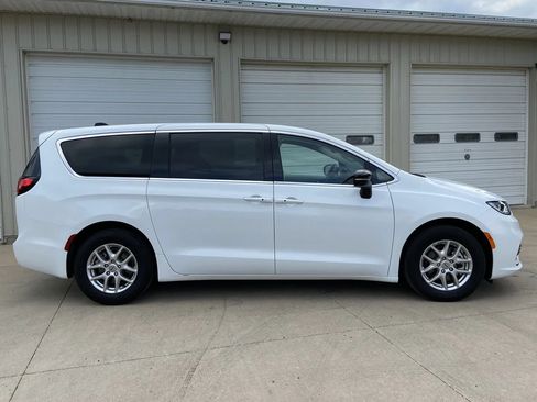 Used 2024 Chrysler Pacifica Touring-L FWD image 7