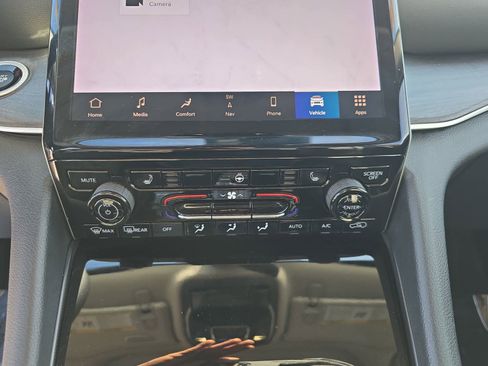 Used 2023 Jeep Grand Cherokee Limited w/ Black Appearance Package image 23