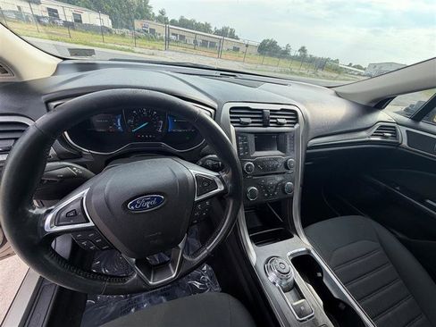 Used 2017 Ford Fusion SE w/ Equipment Group 601A FWD image 13