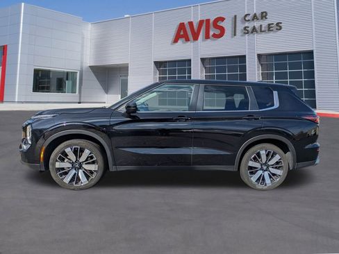 Used 2025 Mitsubishi Outlander SE image 10