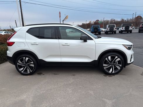 Certified 2025 Volvo XC40 B5 Plus image 4