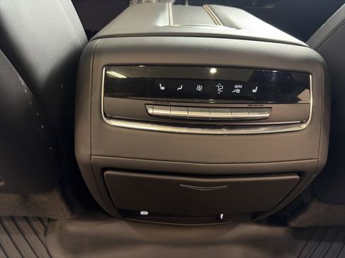 Used 2023 Cadillac Escalade ESV Sport AWD/4WD image 33