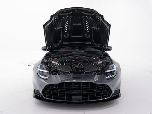 Used 2025 Aston Martin Vanquish RWD image 37
