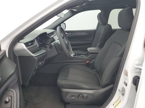 Used 2025 Jeep Grand Cherokee Laredo X RWD image 17