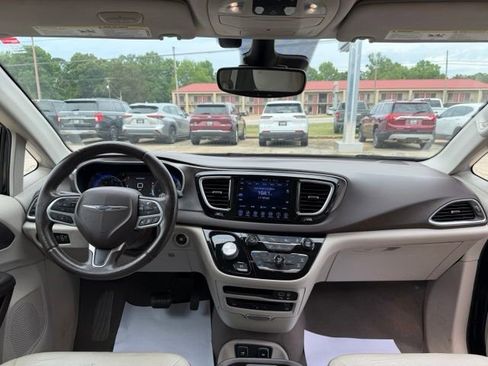 Used 2017 Chrysler Pacifica Touring-L Plus w/ Advanced Safetytec Group FWD image 17