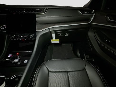New 2025 Jeep Grand Cherokee Limited w/ Luxury Tech Group II AWD/4WD image 27