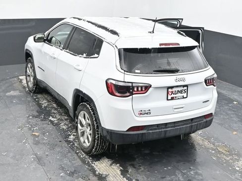 Used 2024 Jeep Compass Latitude image 61