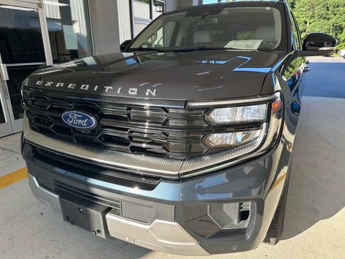 Used 2025 Ford Expedition Max Platinum w/ Driver's Package AWD/4WD image 2