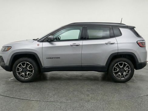 Used 2025 Jeep Compass Trailhawk image 5