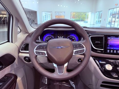 Used 2017 Chrysler Pacifica Touring Plus w/ Tire & Wheel Group image 17