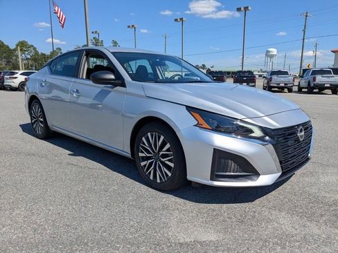 Used 2024 Nissan Altima 2.5 SV image 2