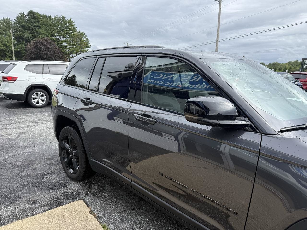 Used 2023 Jeep Grand Cherokee Limited w/ Black Appearance Package AWD/4WD image 6