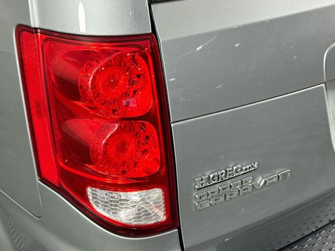 Used 2018 Dodge Grand Caravan SE FWD image 33