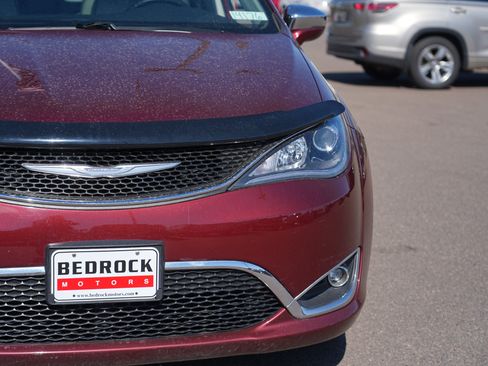 Used 2017 Chrysler Pacifica Limited FWD image 9