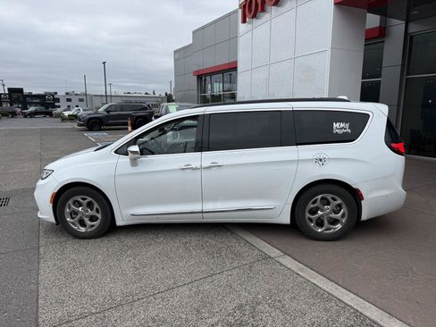 Used 2022 Chrysler Pacifica Limited FWD image 3