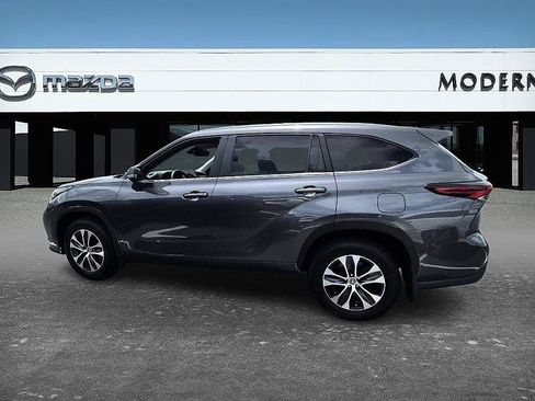 Used 2024 Toyota Highlander XLE AWD/4WD image 2