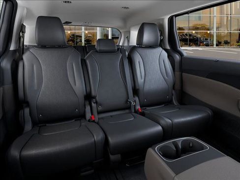 Used 2026 Kia Carnival EX image 16