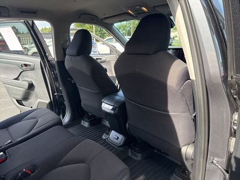 Used 2020 Toyota Highlander LE image 47