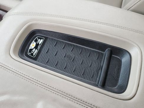 Used 2015 Cadillac Escalade Luxury image 23