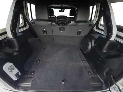Used 2020 Jeep Wrangler Unlimited Sahara image 13