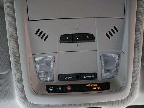 Used 2023 Chevrolet Equinox Premier image 22