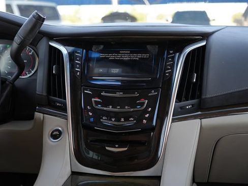 Used 2018 Cadillac Escalade Luxury AWD/4WD image 23