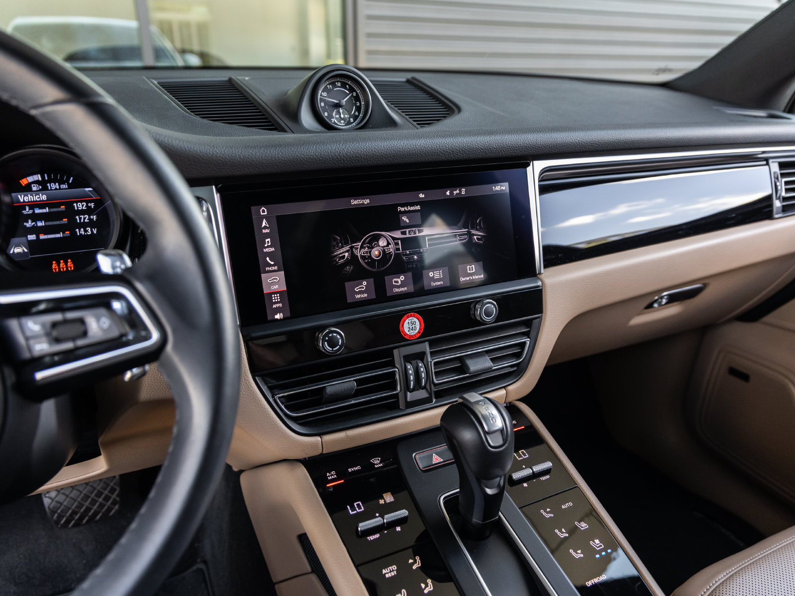 Certified 2024 Porsche Macan AWD/4WD image 32
