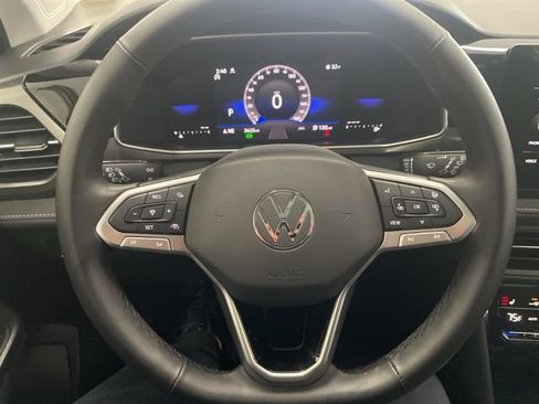 Certified 2025 Volkswagen Taos SE image 14