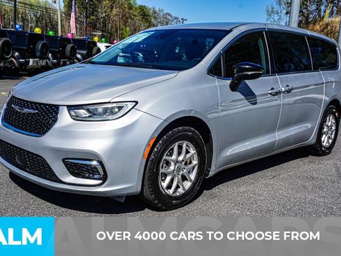 Used 2024 Chrysler Pacifica Touring-L FWD image 2