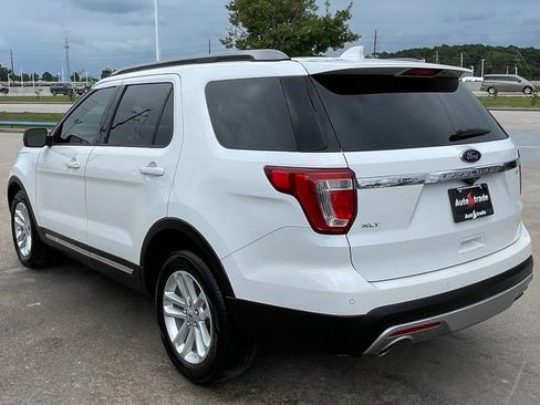 Used 2017 Ford Explorer XLT w/ Equipment Group 201A FWD image 4