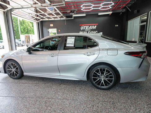 Used 2021 Toyota Camry SE FWD image 2