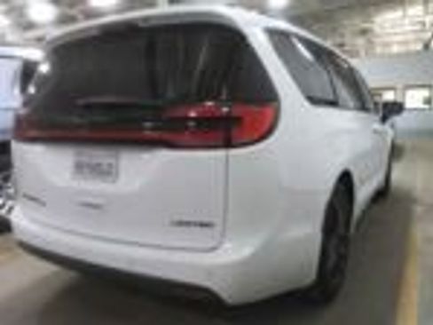 Used 2025 Chrysler Pacifica Limited image 14